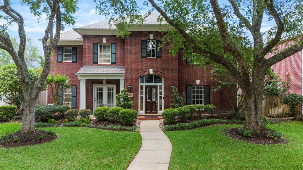 Welcome to this beautifully maintained brick colonial-style, built by Village Builders and nestled on a generous 11,300 sq ft corner lot in sought-after Williams Glen neighborhood.
