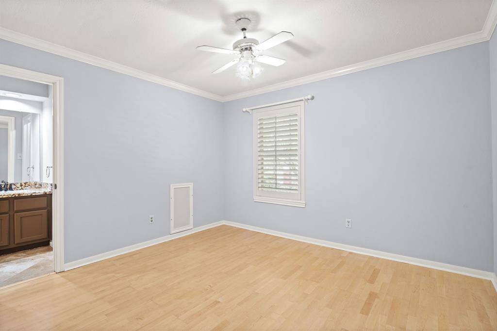 Perfect for kids, this bedroom shares a convenient en suite Jack & Jill bathroom with another bedroom, offering both privacy and easy access for siblings.