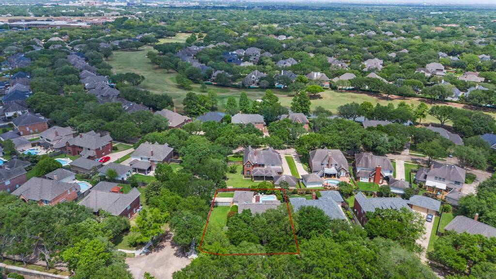 Conveniently located just minutes from Sweetwater Country Club, enjoy easy access to premier golfing in addition to fabulous First Colony Amenities.