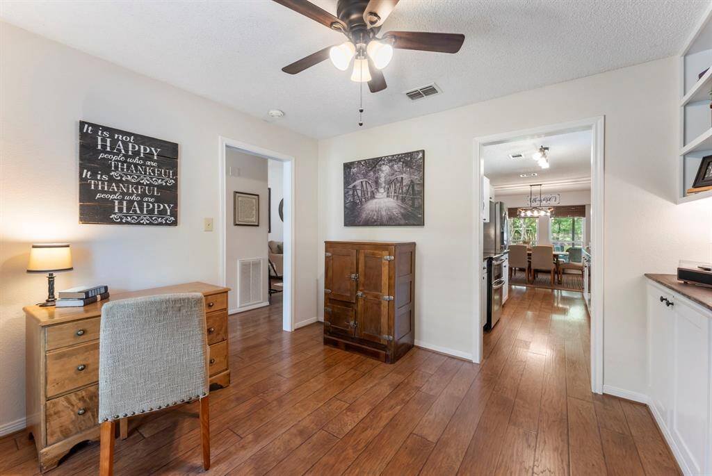 There is direct access to the kitchen.