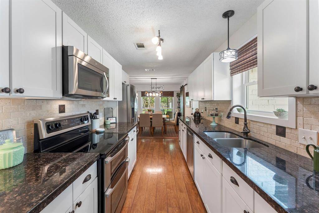 The kitchen is equipped with a double oven to please the cook.