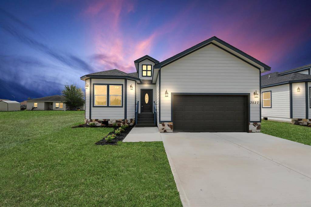 Welcome to 3527 Brook Valley Drive in Brookshire, Texas! This view of the family room perfectly showcases the seamless flow of the open-concept floor plan, designed for effortless entertaining and everyday living. From the thoughtfully chosen finishes to the meticulous attention to detail, every element of this space exudes warmth and sophistication - virtually staged.