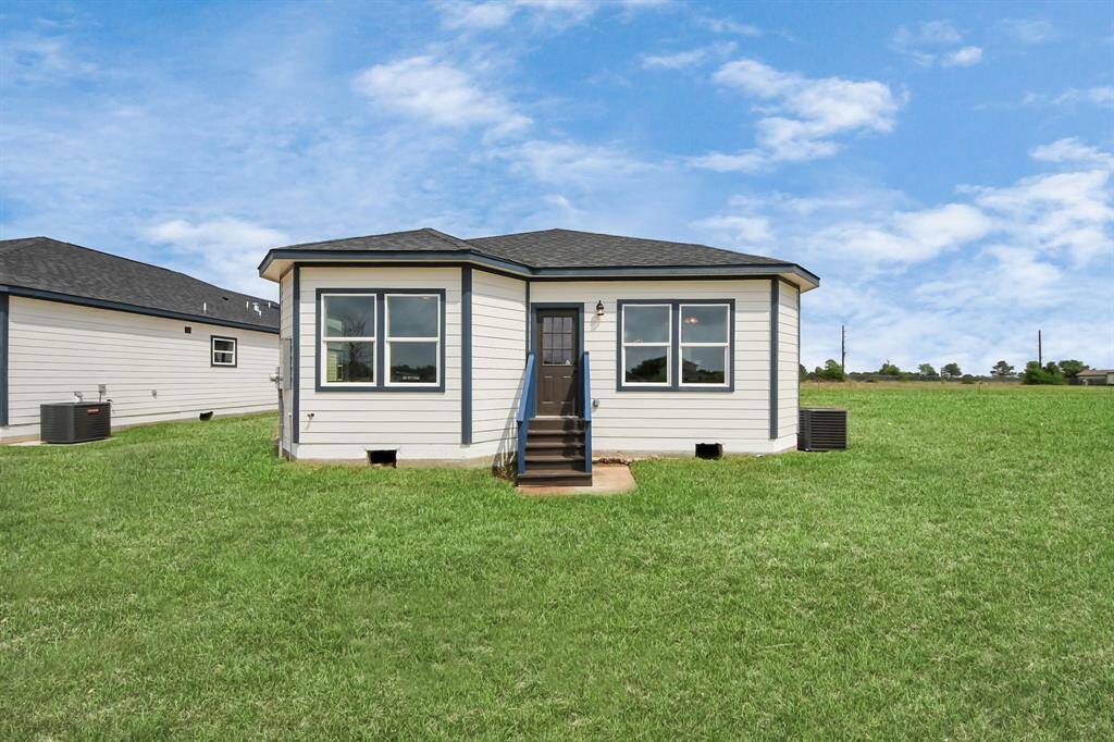 The large backyard offers limitless potential, providing plenty of space to create your own personal retreat. Whether you’re looking to relax, entertain, or design your dream garden, this area invites you to bring your vision to life and craft the perfect outdoor space.