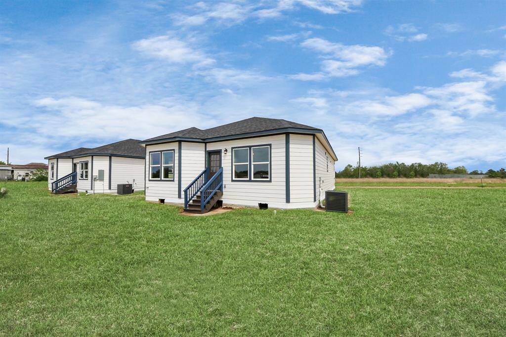 The large backyard offers limitless potential, providing plenty of space to create your own personal retreat. Whether you’re looking to relax, entertain, or design your dream garden, this area invites you to bring your vision to life and craft the perfect outdoor space.