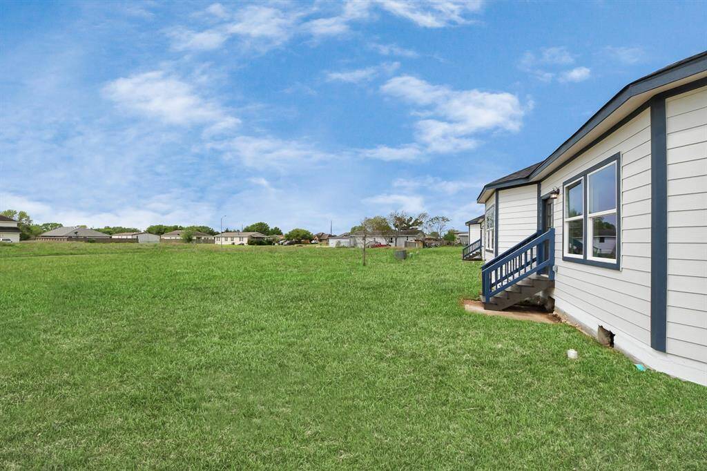 The large backyard offers limitless potential, providing plenty of space to create your own personal retreat. Whether you’re looking to relax, entertain, or design your dream garden, this area invites you to bring your vision to life and craft the perfect outdoor space.
