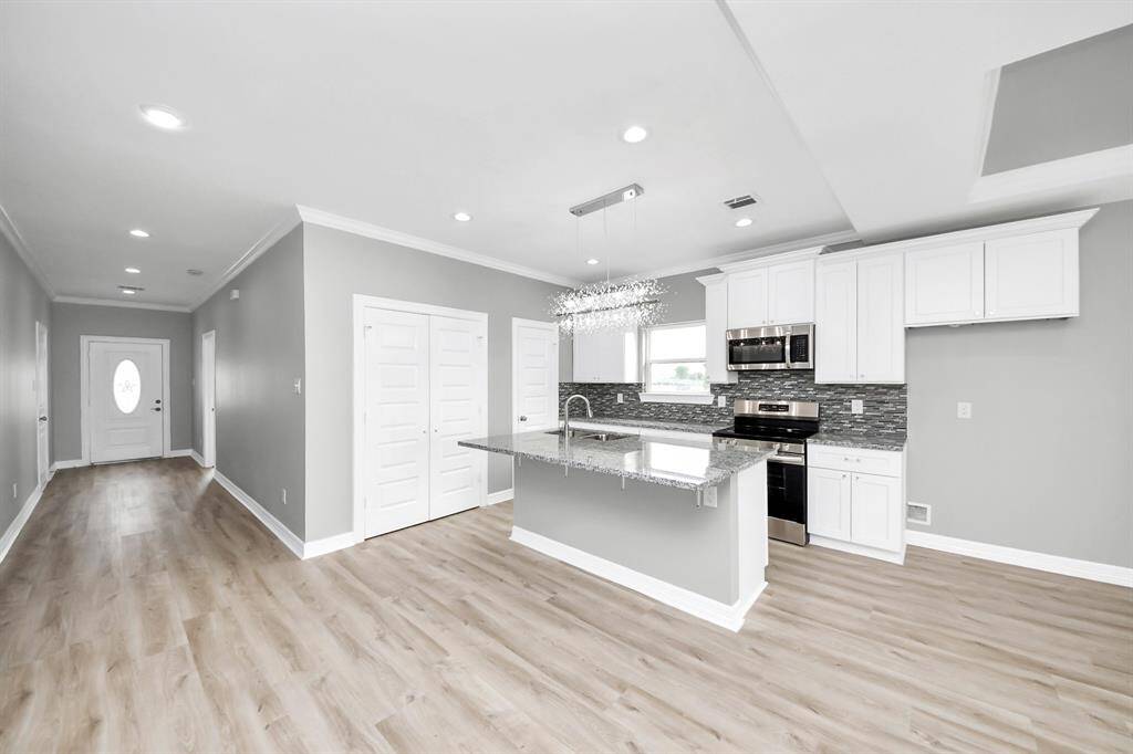 A chef’s dream come to life, this gourmet kitchen is a stunning blend of style and function, featuring exquisite design elements and top-tier features that will inspire culinary creativity at every turn.