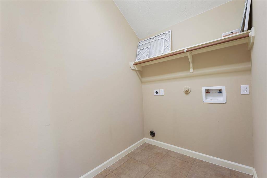 Large laundry room off breakfast room.