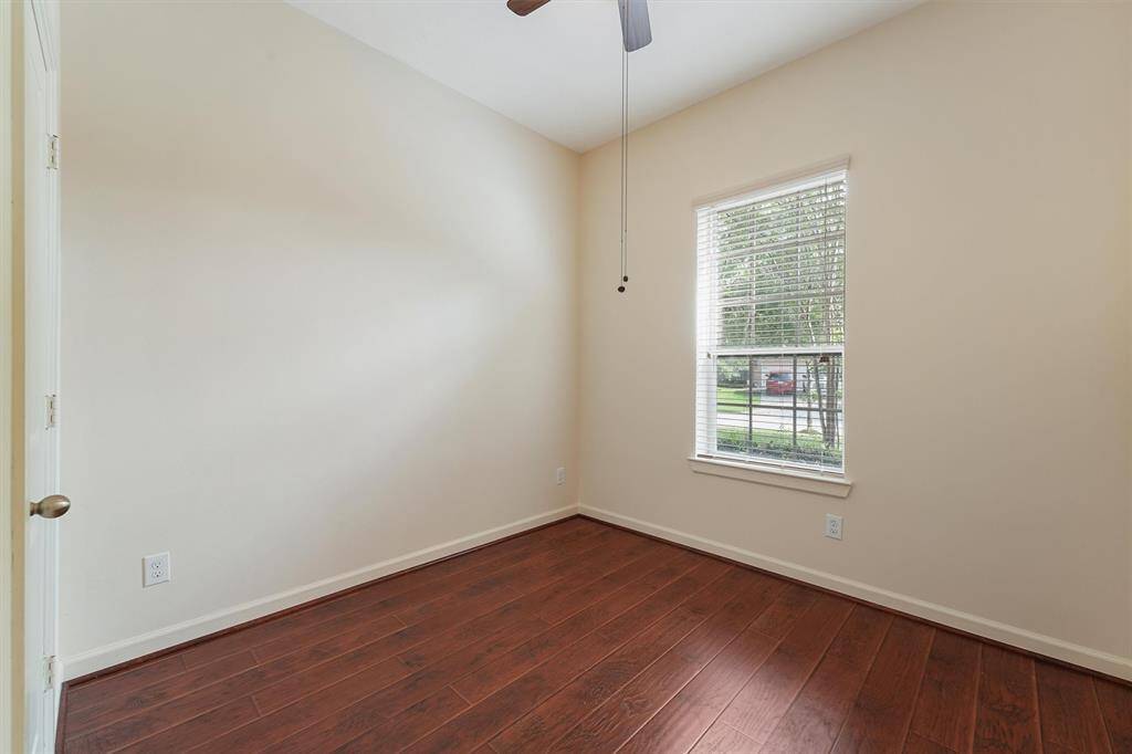 Secondary bedroom.