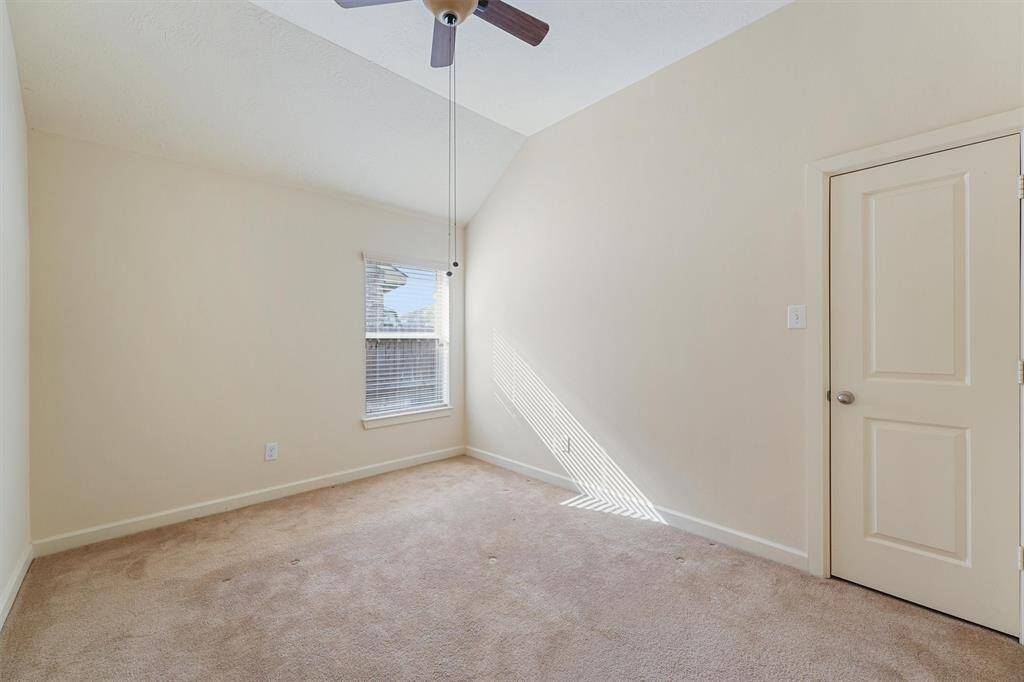 Secondary bedroom.