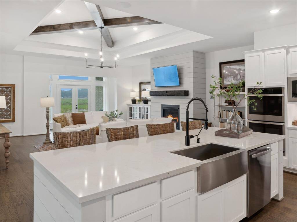 Kitchen island overlooks great room (*Photo not of actual home and used for illustration purposes only.)
