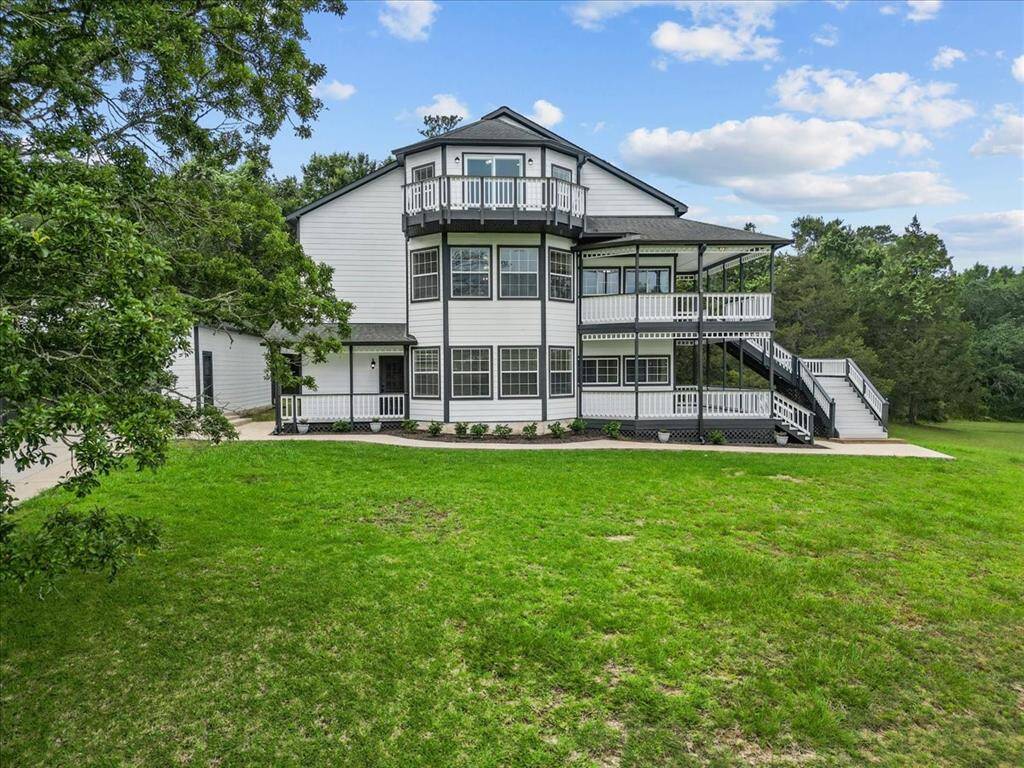 3 Stories with balconies on all 3 levels
