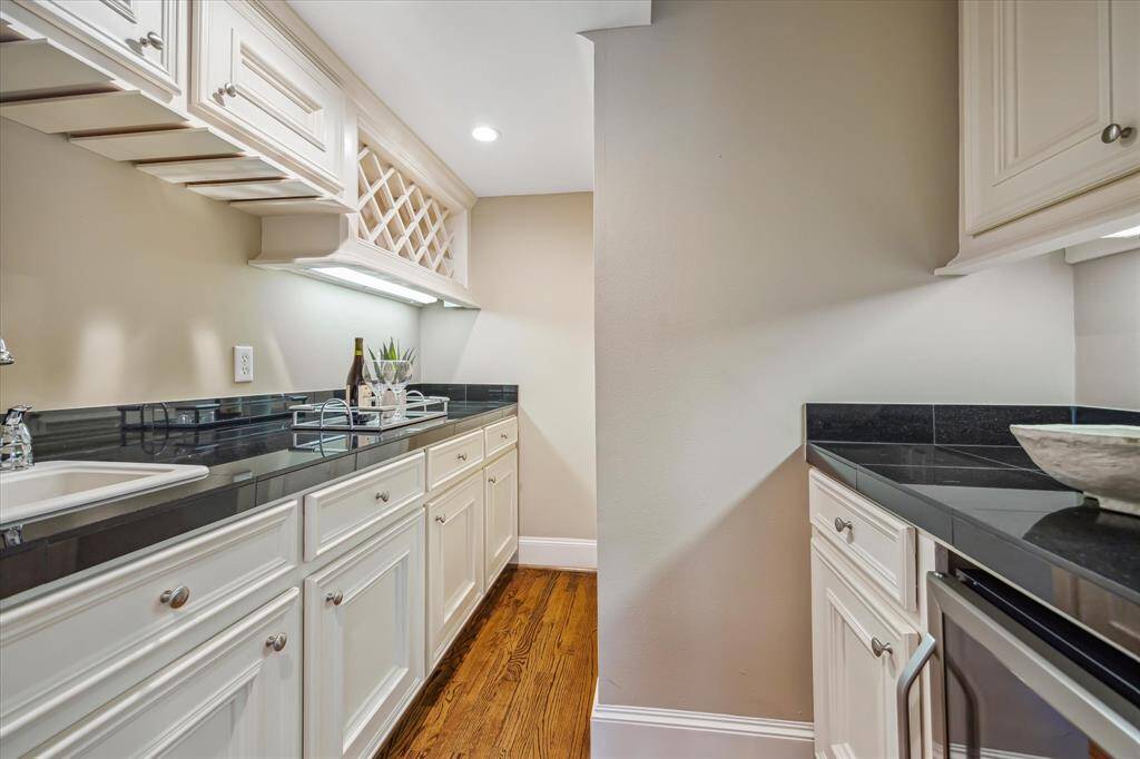 A very nice Bar is located off the Den with wine storage, bevarage fridge and more.