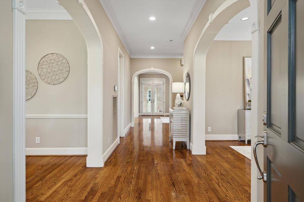 Gracious entry/hall