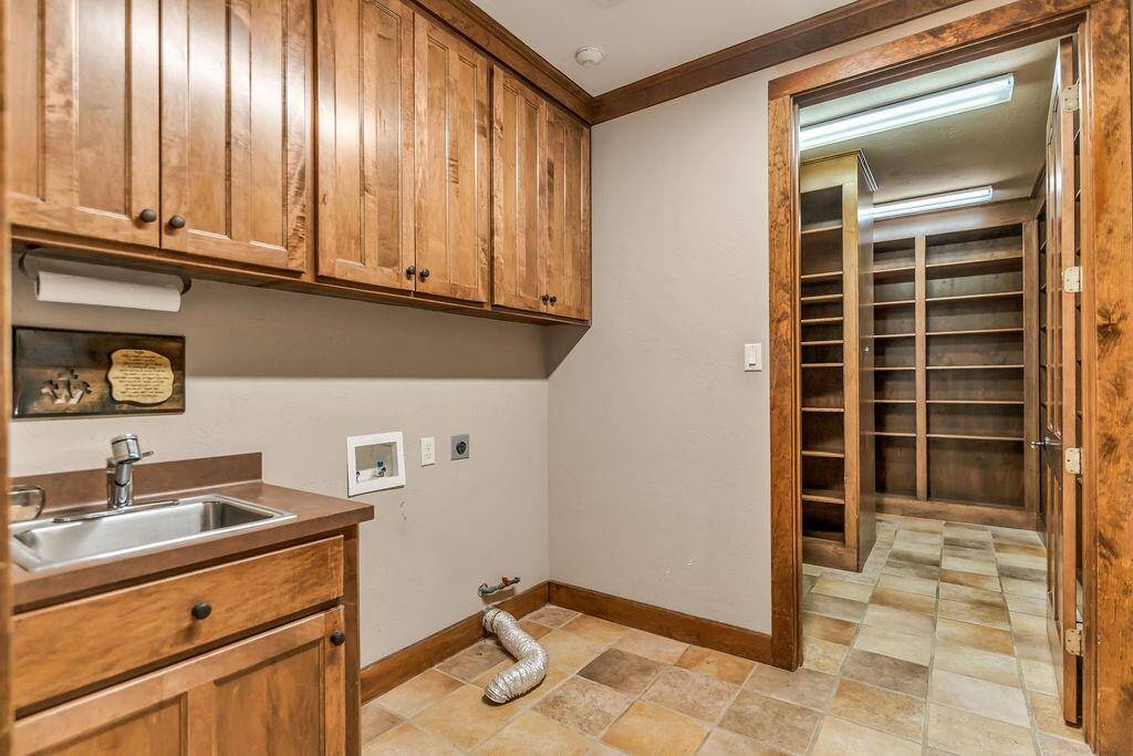 Utility with butlers pantry