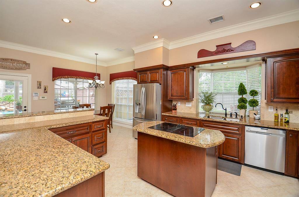 Sleek, yet warm and inviting, the set in cook top is handy in the island counter top.