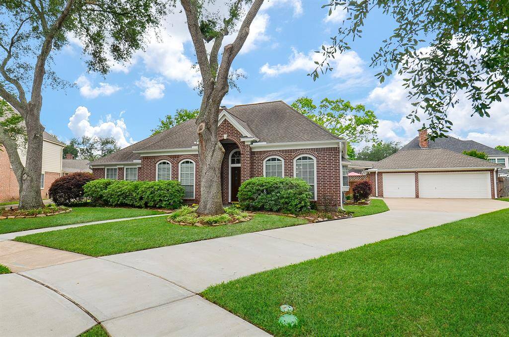 3 Detached garages sit behind a long, roomy driveway, easily accommodating family and guest vehicles. Inside, are 4 bedrooms and 2 1/2 baths, all sitting on a 13,982 square-foot-lot with 2,811 square-feet of interior living space.