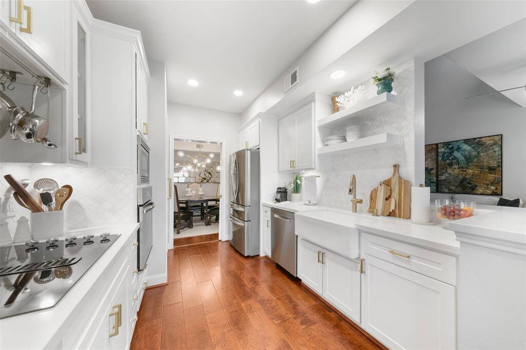 This townhome has been impeccably remodeled throughout, including this beautiful and practical kitchen. It's a chef's kiss!