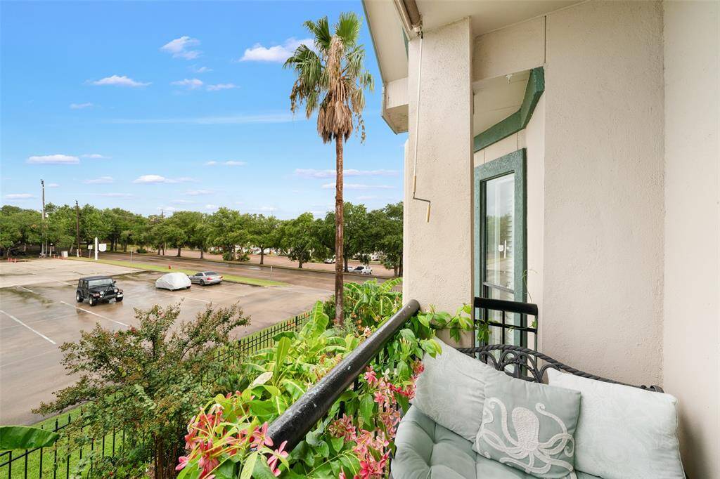 On the balcony, there is a water view in two directions.