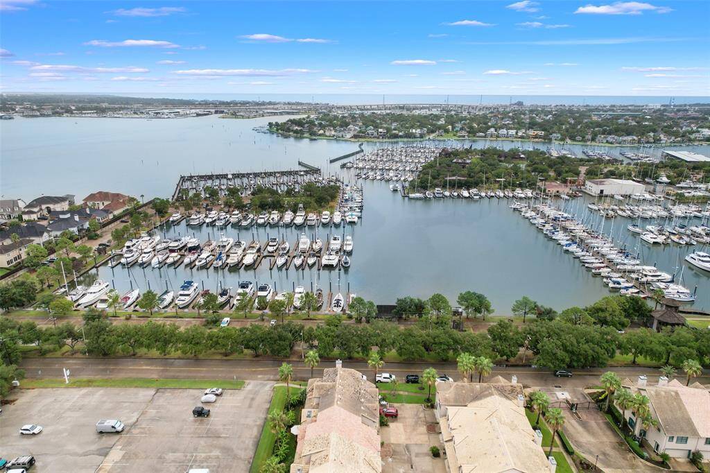 The townhome's location is close to wonderful shopping and fine dining.