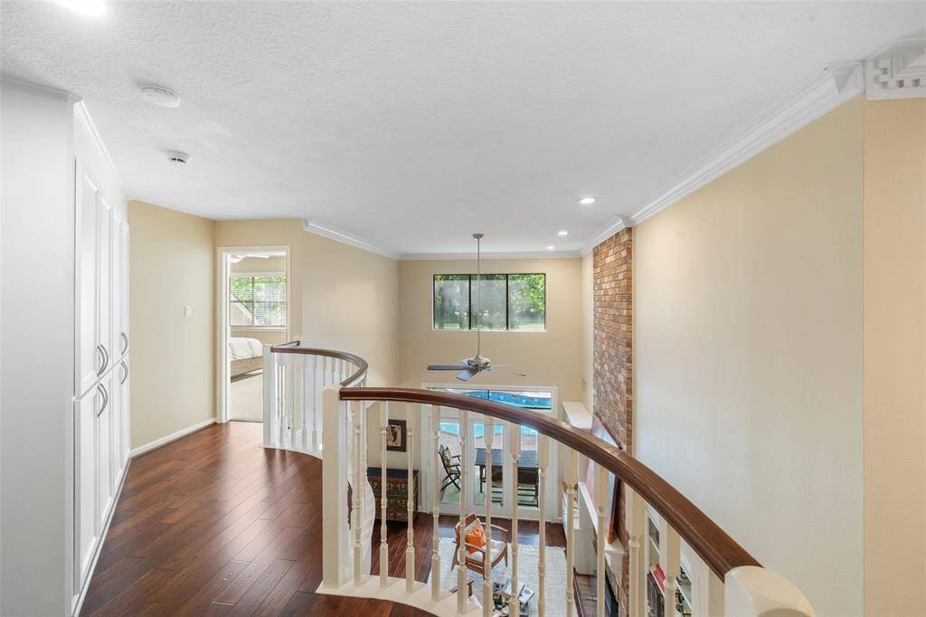 Gallery leading to the other secondary bedrooms.