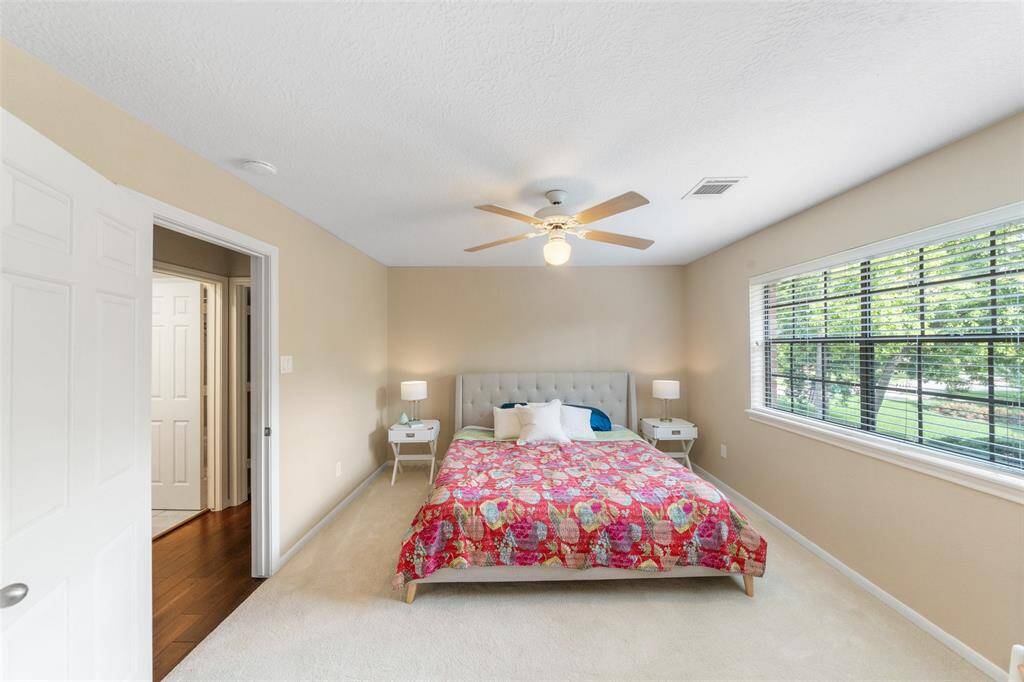 Large secondary bedroom, bright with a large window.