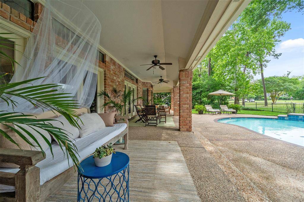 Start your mornings with breathtaking sunrises, and spend shaded afternoons entertaining on this resort-style covered veranda. Overlooking a sparkling pool and manicured golf course, this outdoor haven blends relaxation, connection, and effortless entertaining—all year round.