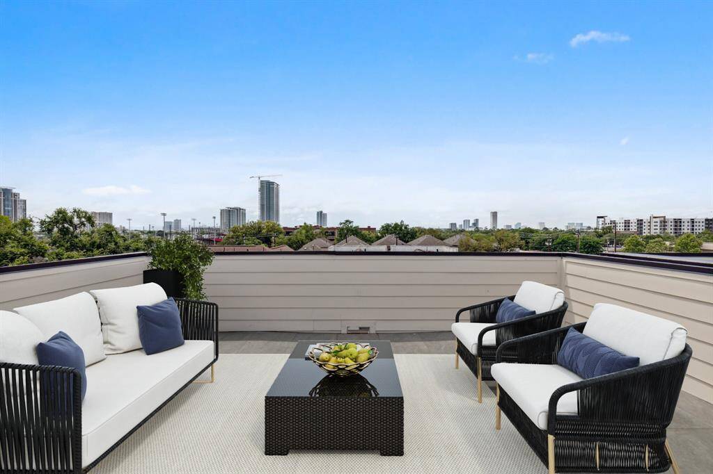 Take in breathtaking views of both Downtown and the Galleria from this expansive 4th floor rooftop deck, designed for both relaxation and entertaining. There’s plenty of space for outdoor furniture and gatherings. Note: this photo has been virtually staged.