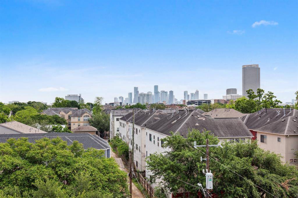 Gorgeous Downtown views right from your very own rooftop terrace! Imagine watching the 4th of July fireworks from here!