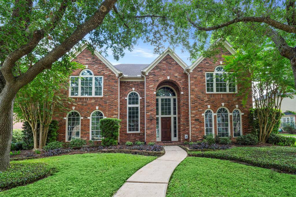 Stately Colonial-style two-story in sought-after Sutton Forest neighborhood, featuring classic brick and HardiePlank siding. Built by Perry Homes and impeccably maintained by the original owners.