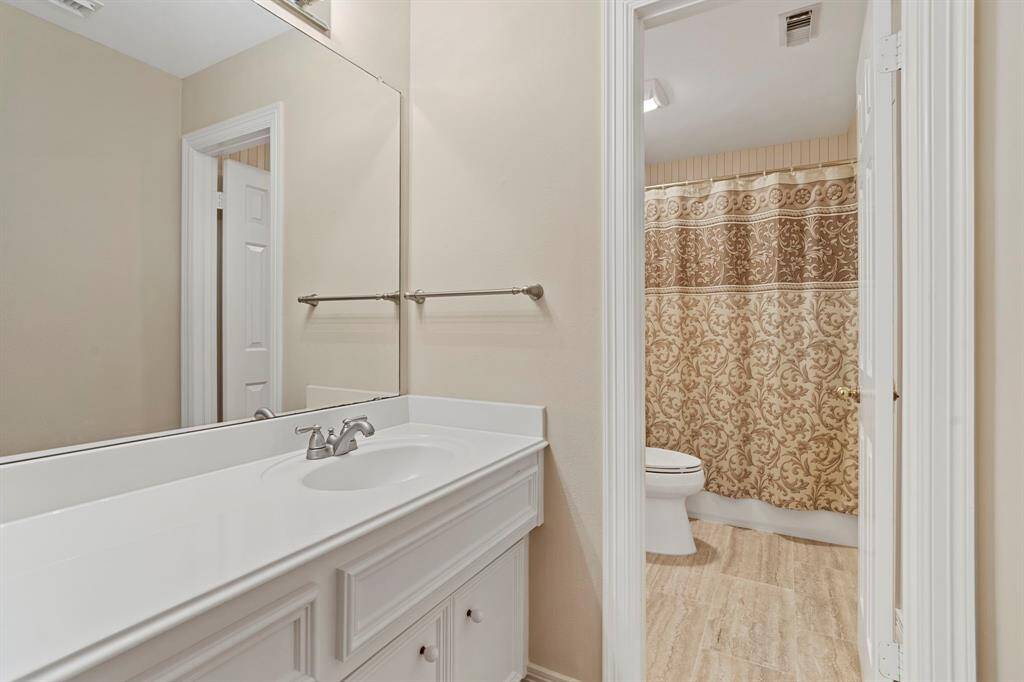 Each bedroom that shares the Hollywood bathroom is equipped with its own private vanity, ensuring personal space.