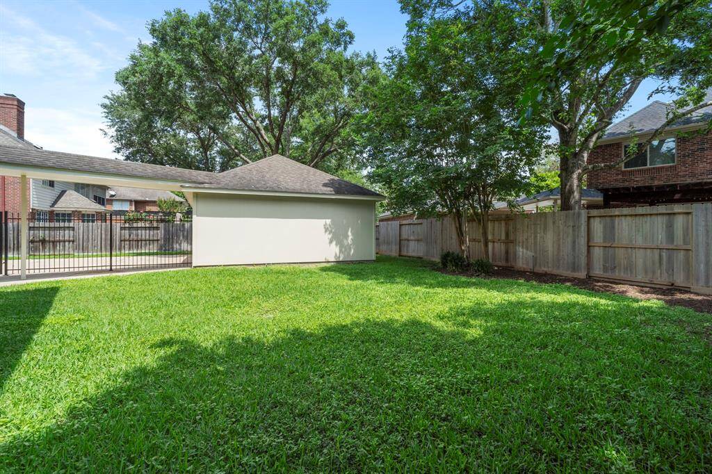 Fantastic location – conveniently located near Sugar Land parks, schools, shopping, AND fabulous Commonwealth Amenities a short walk away!
