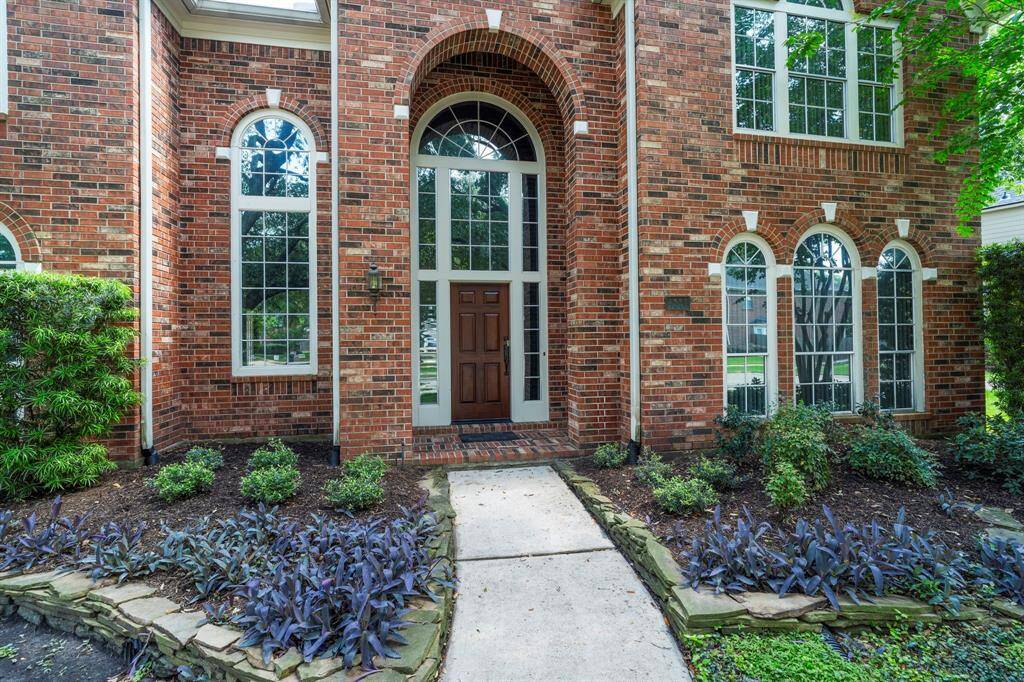 Located in the prestigious Sutton Forest section of the Commonwealth neighborhood and zoned to top-ranked Clements High School, Fort Settlement MS, and Colony Meadows Elementary School.