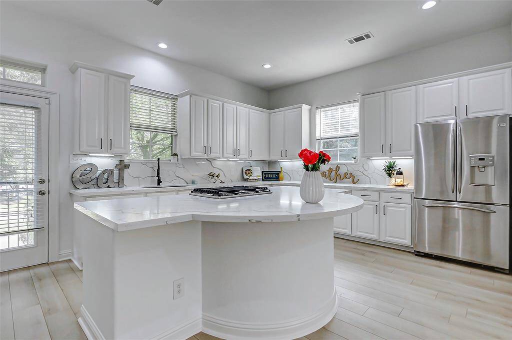 This massive quartz island is more than just eye-catching—it's the ultimate multitasker. Prep, host, serve, or sit and sip—there’s space for all of it.
