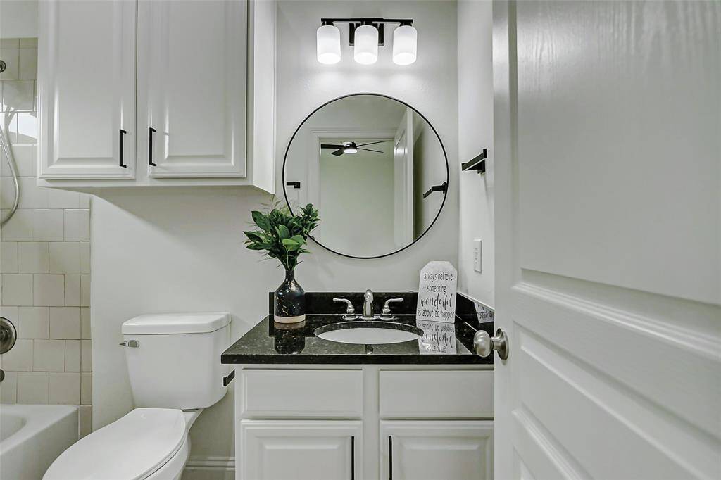 Ensuite bathroom in the 2nd bedroom, on the 3rd floor.