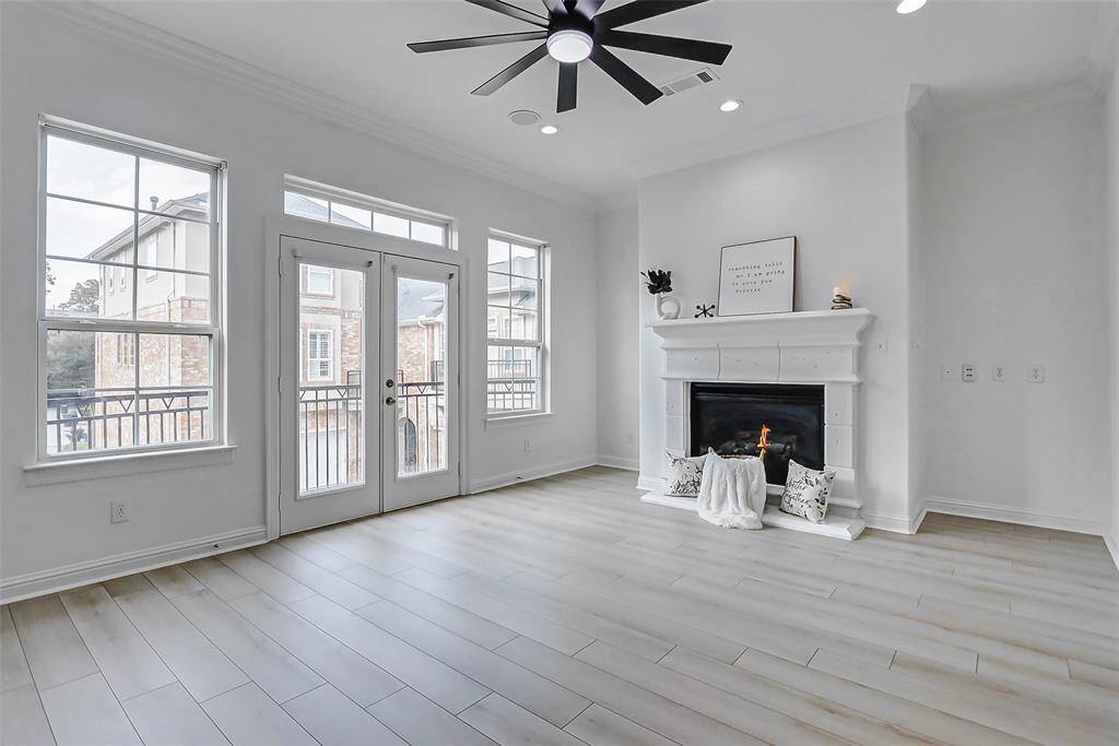 Game night, dinner party, holiday hangout—whatever the occasion, this light-filled living room is ready to play host.