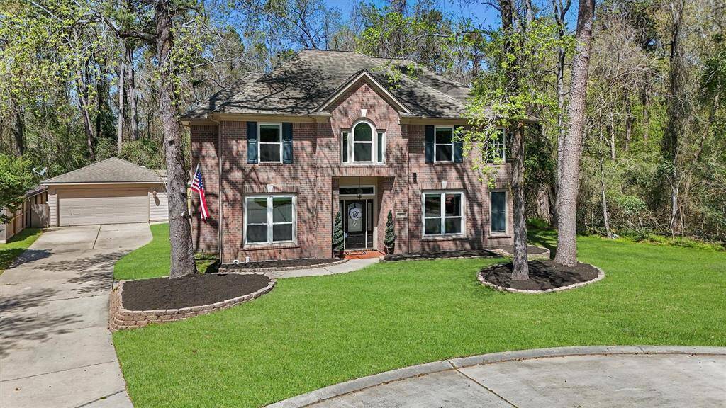 Front of House in Cul-De-Sac showing garage.