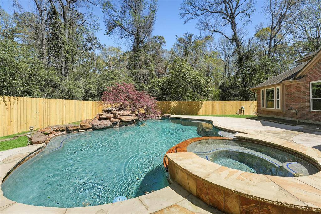 Sparkling pool with a lovely hot tub.