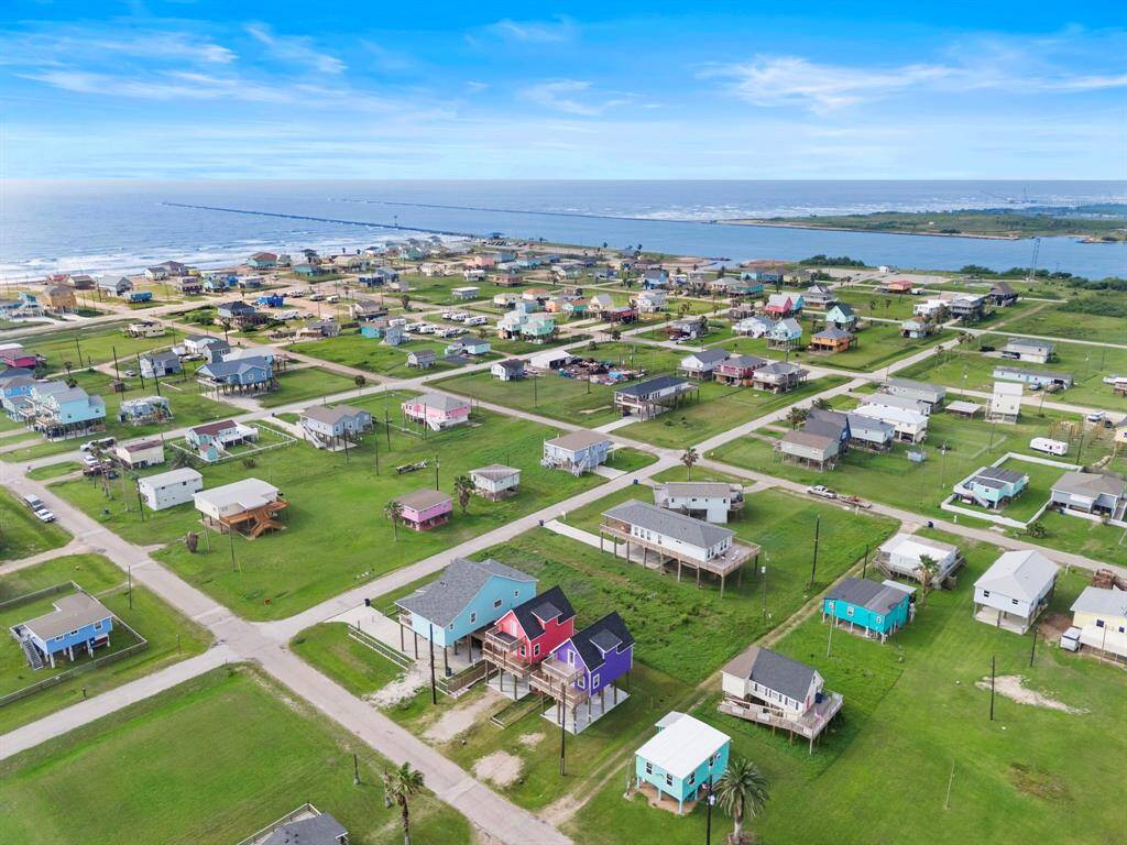 Close Proximity to Beach!
