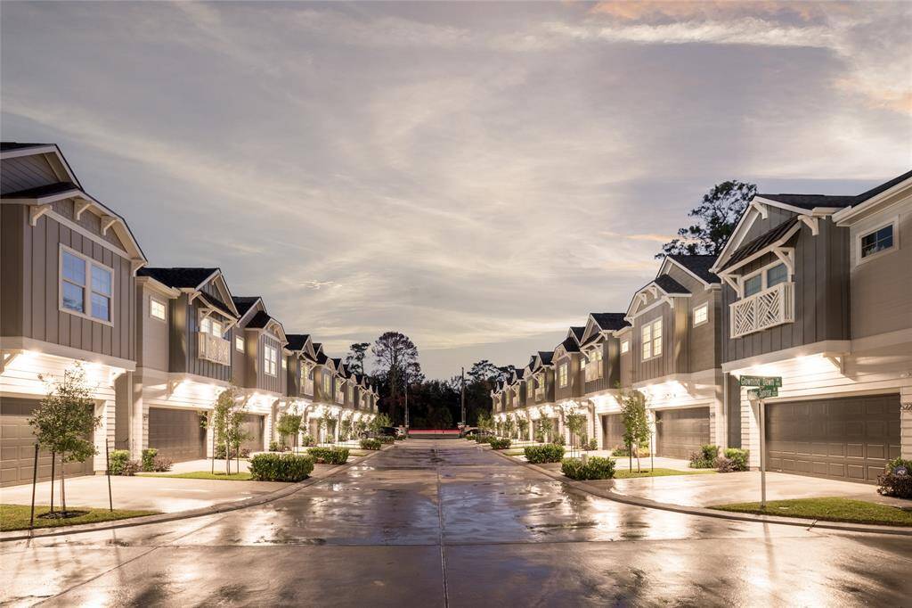 Welcome to Pine Oak Heights - another beautiful gated community by Farb Homes with wide interior streets, private driveways, exterior photocell lighting and gorgeous landscaping.