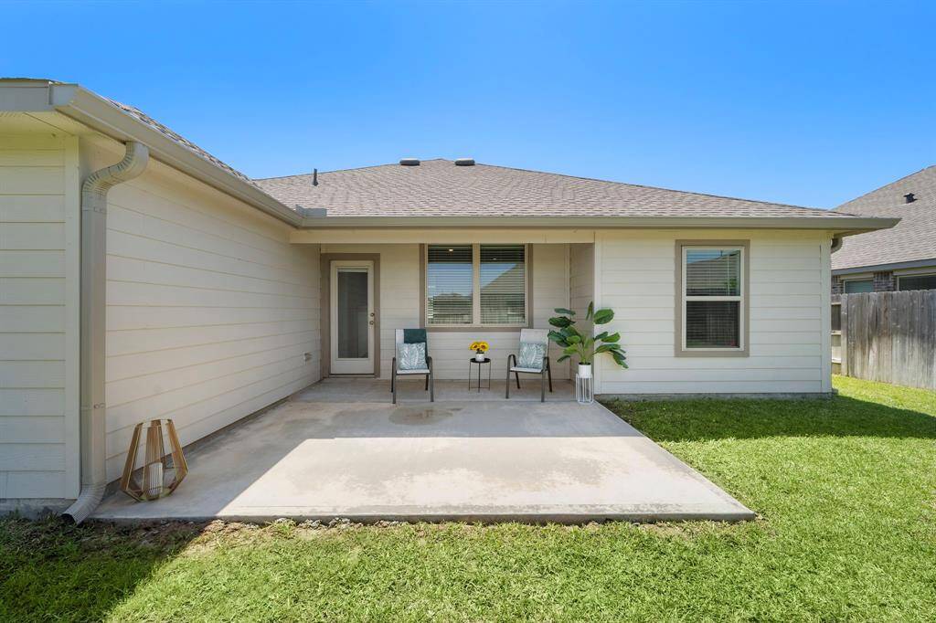 Charming backyard with an oversized patio, perfect for outdoor entertaining and relaxation.