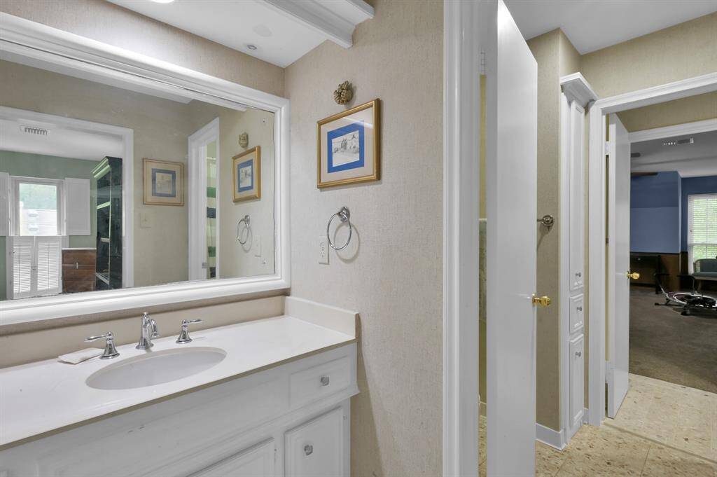Ensuite bathroom vanity in bedroom 3