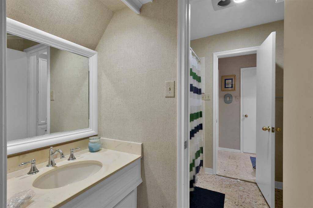 Ensuite bathroom vanity in bedroom 4.