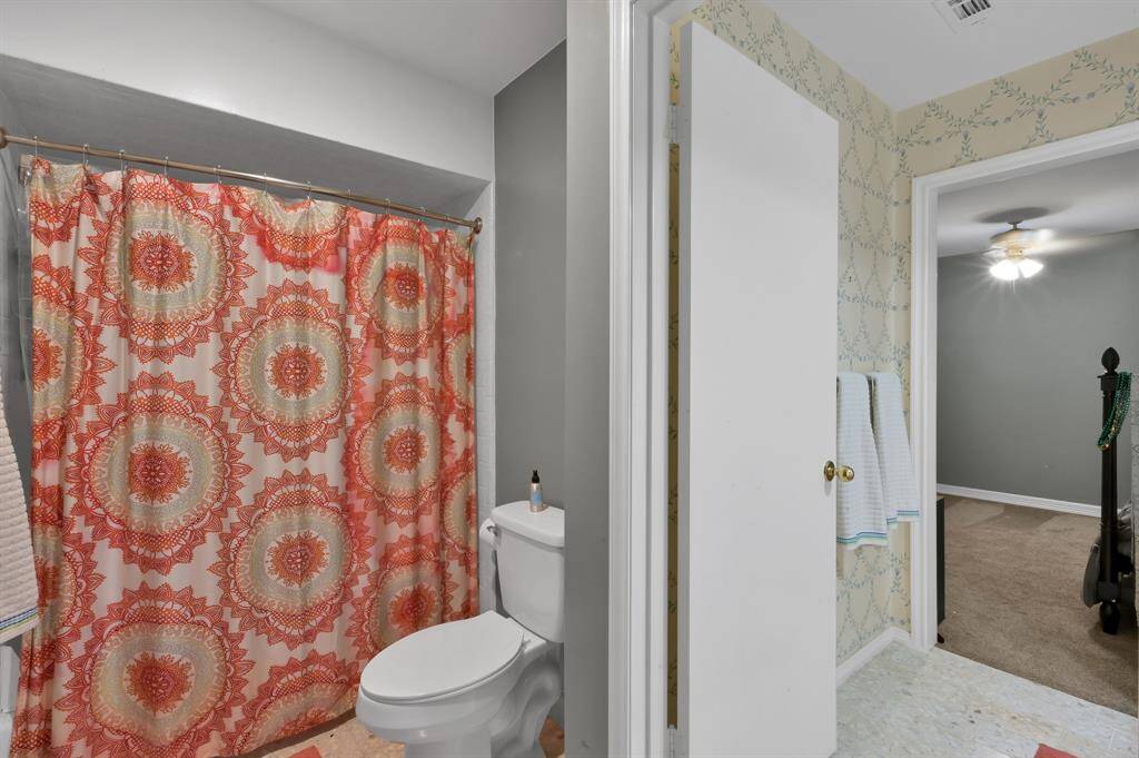A second view of bedroom 5's ensuite bathroom