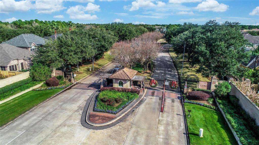 Lakes on Eldridge is an exclusive, manned-gated community that offers a wealth of resort-style amenities designed for an active lifestyle. Residents can enjoy a stunning lake-view Olympic pool, a separate kiddie pool, and a fully equipped fitness center.