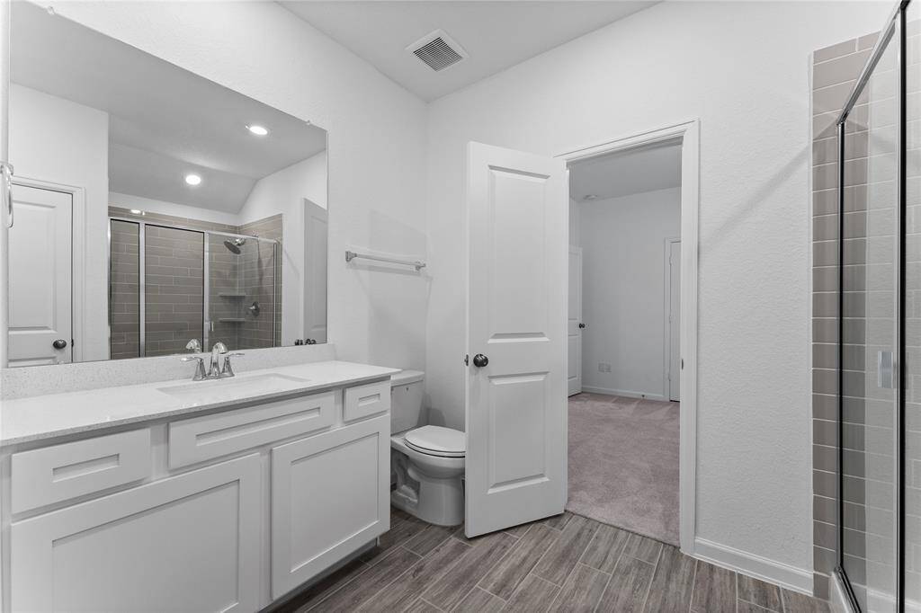 Another view of the Hollywood bath.