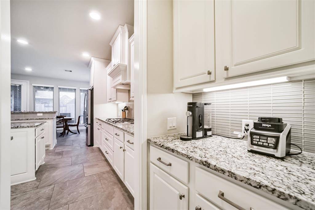 Butlers pantry area that separates the kitchen and dining rooms. Provides for additional storage and makes a great coffee or dry bar.