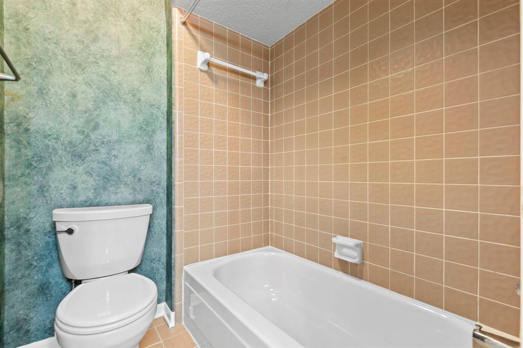 Shared tub/toilet in the Jack and Jill bath.