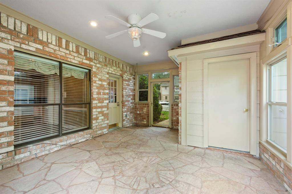 Another view of the sun room! That state of Texas has an arrow pointing due North! Access to garage, door to the driveway and access to the back yard!