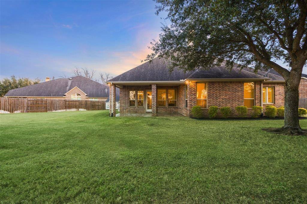 Expansive yard with ample room for a pool!