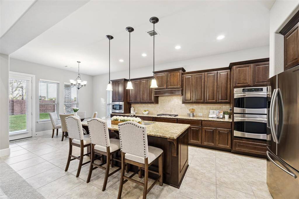 Effortlessly entertain in this stunning kitchen!